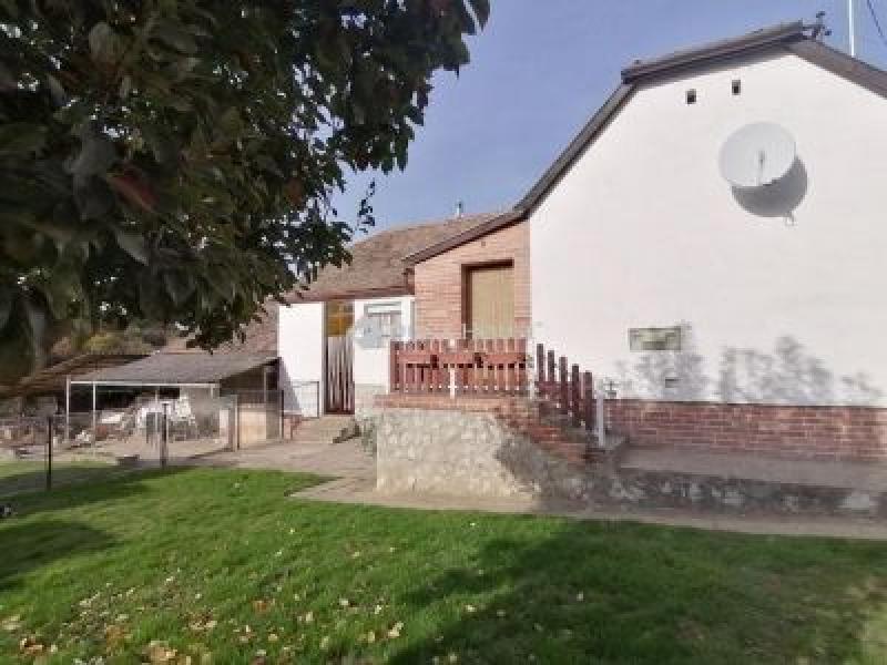 Eladó családi ház Kökény