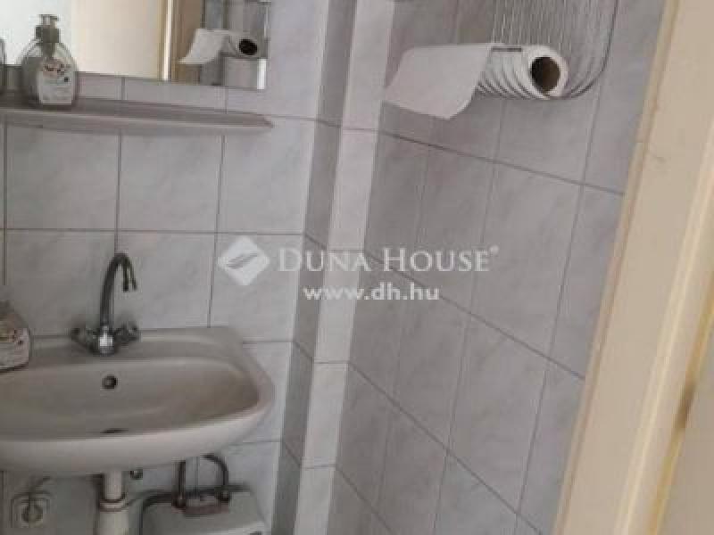 Kiadó üzlethelység üzletházban Pécs