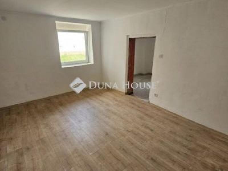 Eladó családi ház Újpetre