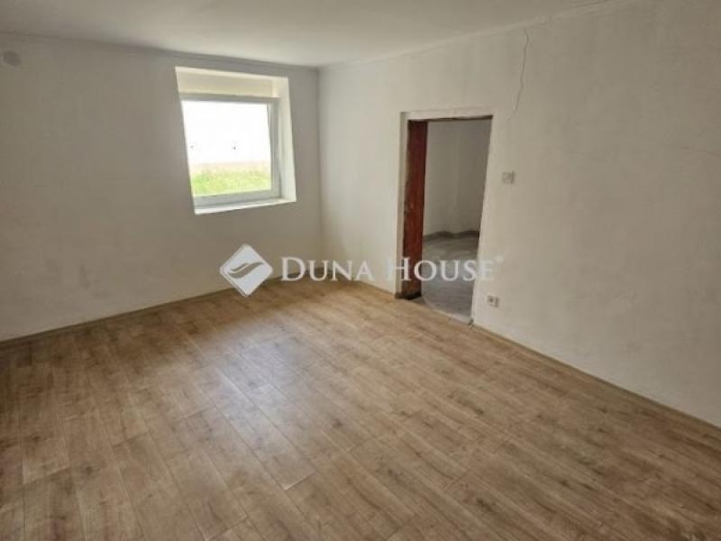 Eladó családi ház Újpetre